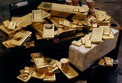 الدولار يقود الذهب لأعلى مستوى في عام ونصف العام