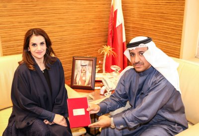 المستشار عبدالله البوعينين يتسلم نسخة من كتاب" استوصوا بالنساء خيرا"
