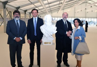منظمة Life Beyond Tourism تمنح الشيخة ميّ تمثالاً لمايكل آنجيلو