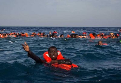 إنقاذ 800 مهاجر من الغرق
