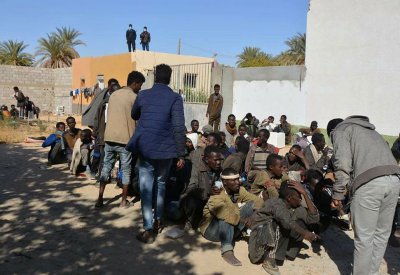 94 مهاجراً فروا من سجون عصابات التهريب جنوب ليبيا