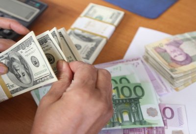 العملة الإيرانية تهبط إلى أدنى مستواها خلال عمر الثورة