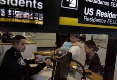 واشنطن ترفع الحظر على دخول اللاجئين من 11 دولة