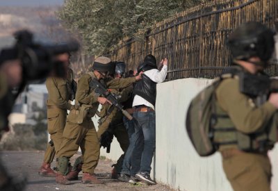 قوات الاحتلال تعتقل عشرات الفلسطينيين بالضفة