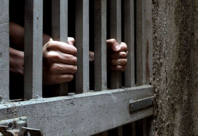 السجن 6 سنوات لآسيوي سرق محل صرافة مرتديًا زيًا عسكريًا