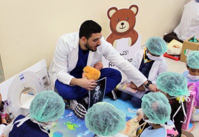 طلبة الطب يواصلون حملة "مستشفى الدببة" 