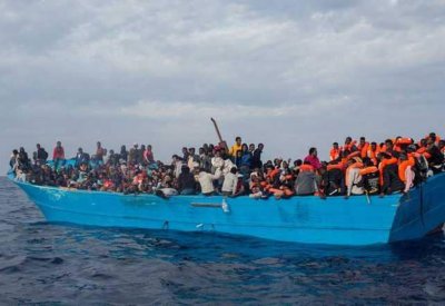 بعد إنقاذهم.. وصول مئات المهاجرين لإيطاليا