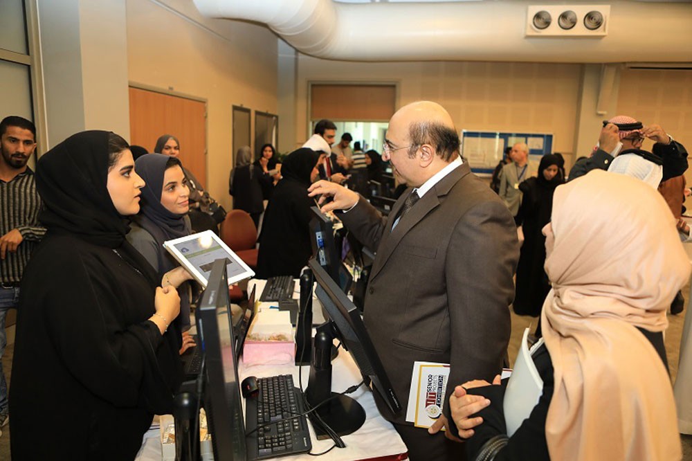طلبة تقنية المعلومات يعرضون أنظمة ذكية وتطبيقات أندرويد خدمية