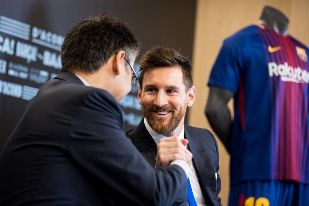 والد ميسي يفسر "البند الصادم" في عقد برشلونة