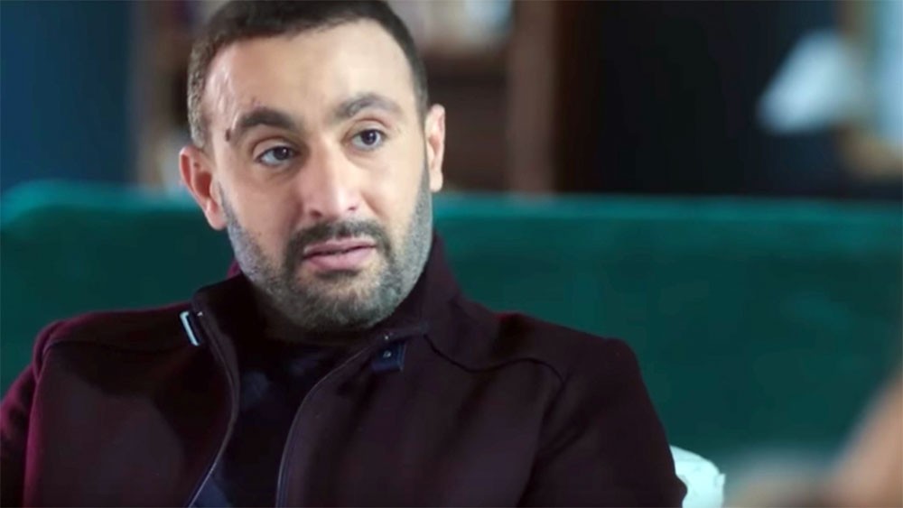 بالفيديو.. أحمد السقا يعتدي بالضرب على أحمد فهمي