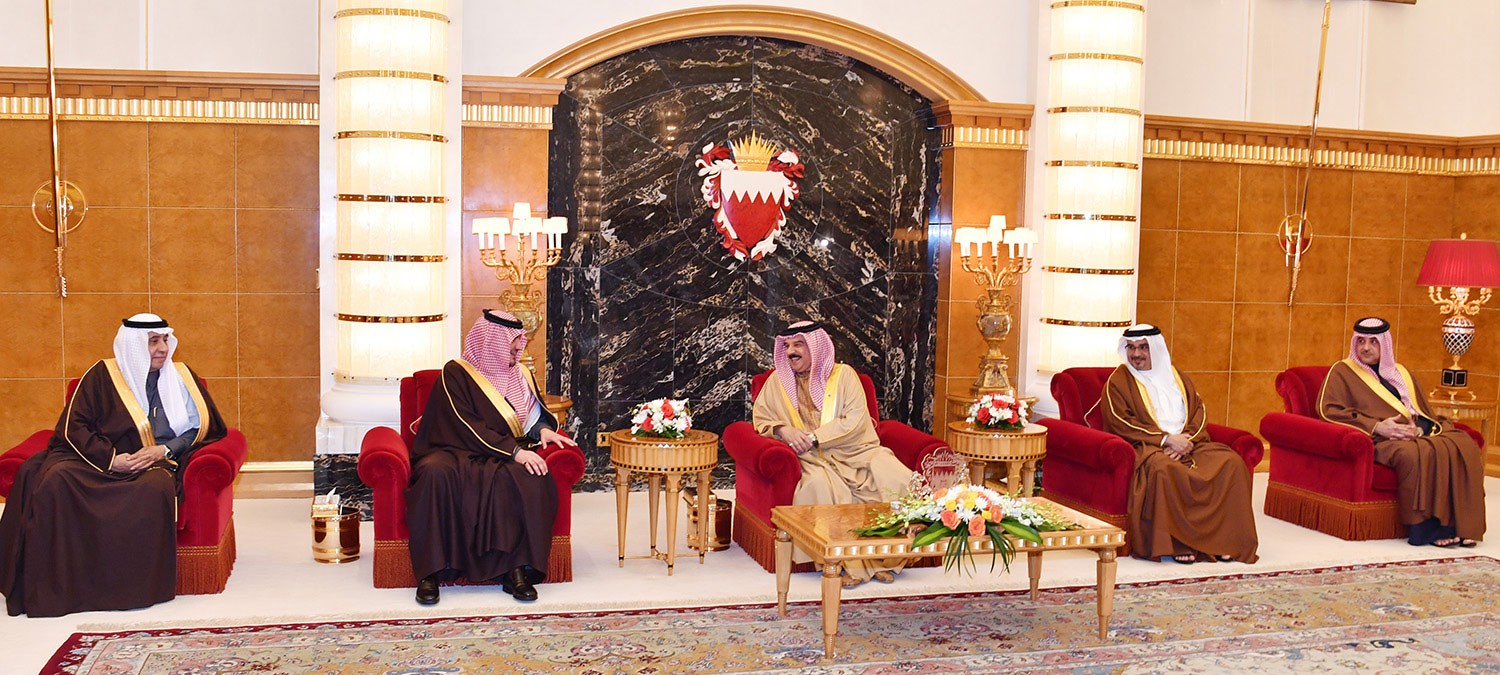 الملك: علاقات راسخة مع السعودية