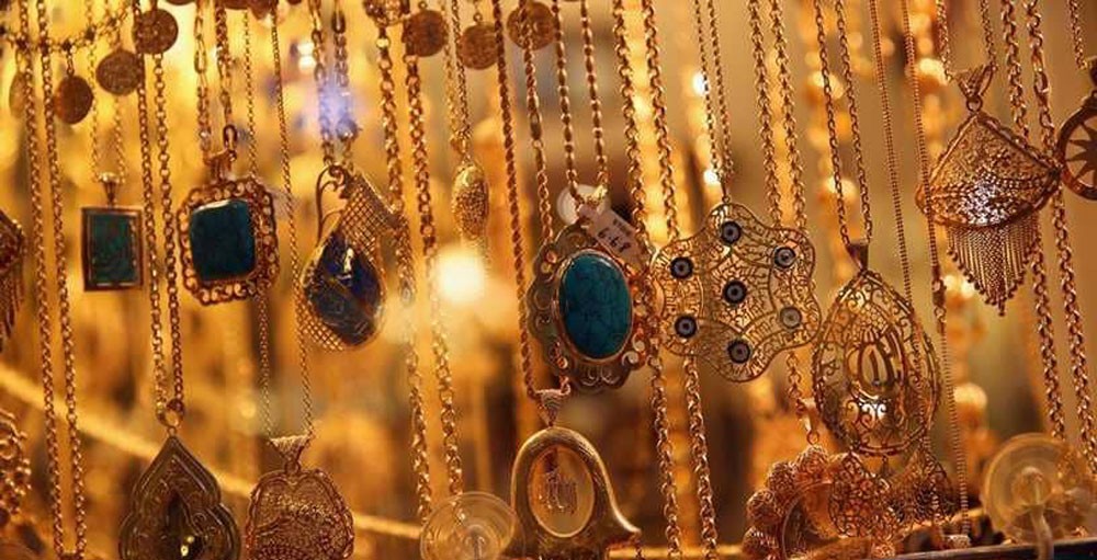 الذهب ينخفض مع تعافي الدولار