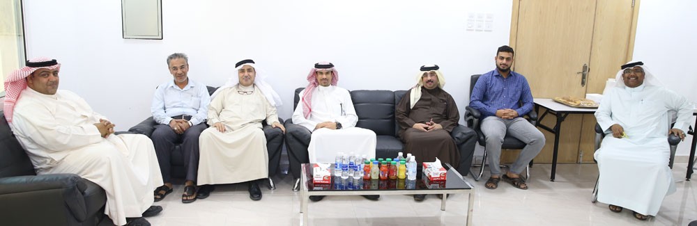 صقر بن سلمان يزور مركز شباب عراد ويبحث تطوير برامج المركز