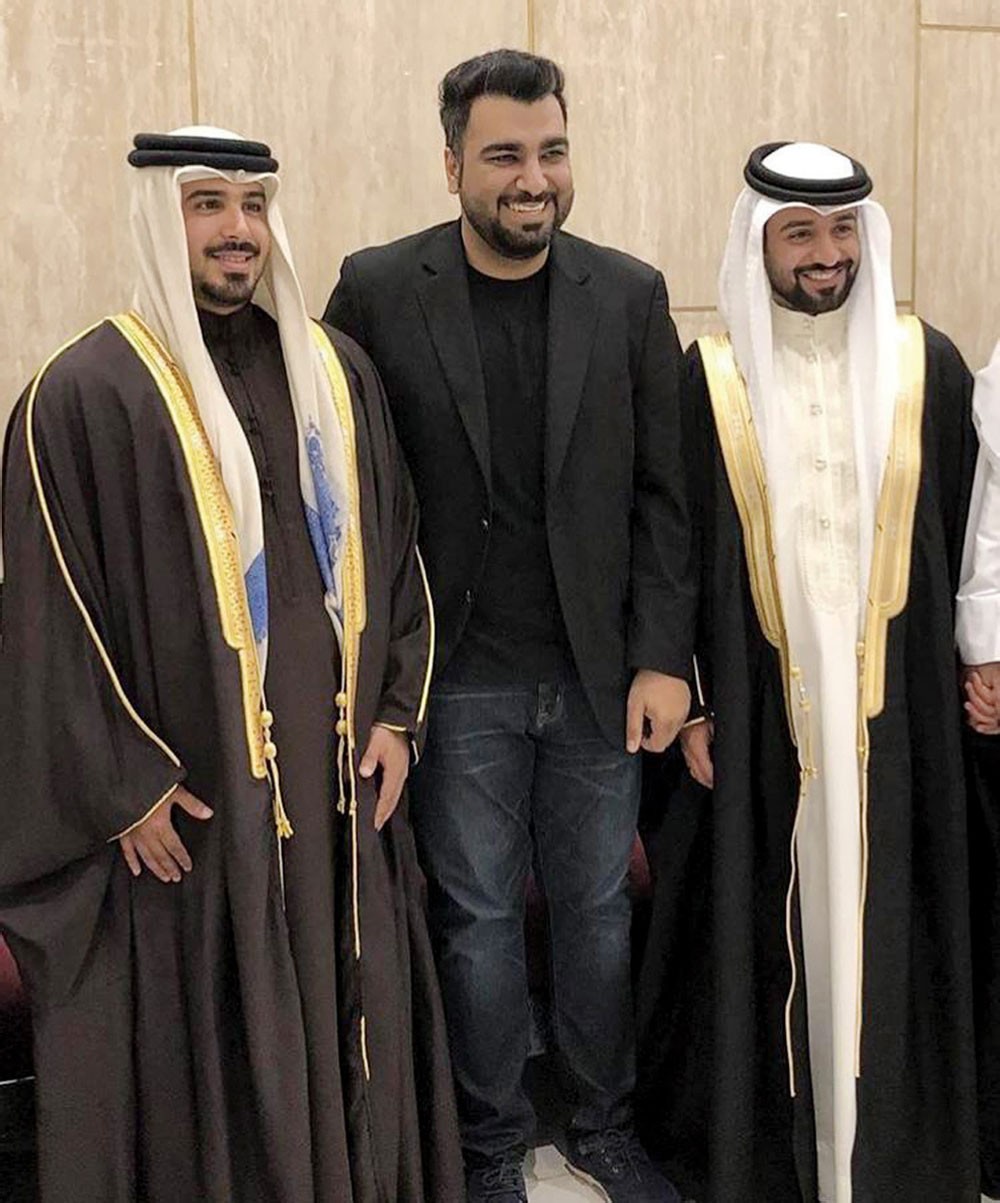 الفنان أحمد شريف يدخل القفص الذهبي
