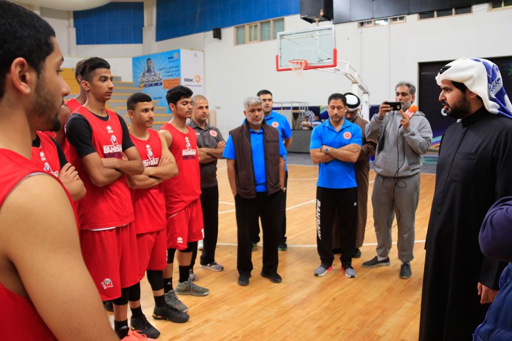 سمو الشيخ عيسى بن علي يحضر اللقاء الودي للمنتخب الشاب 