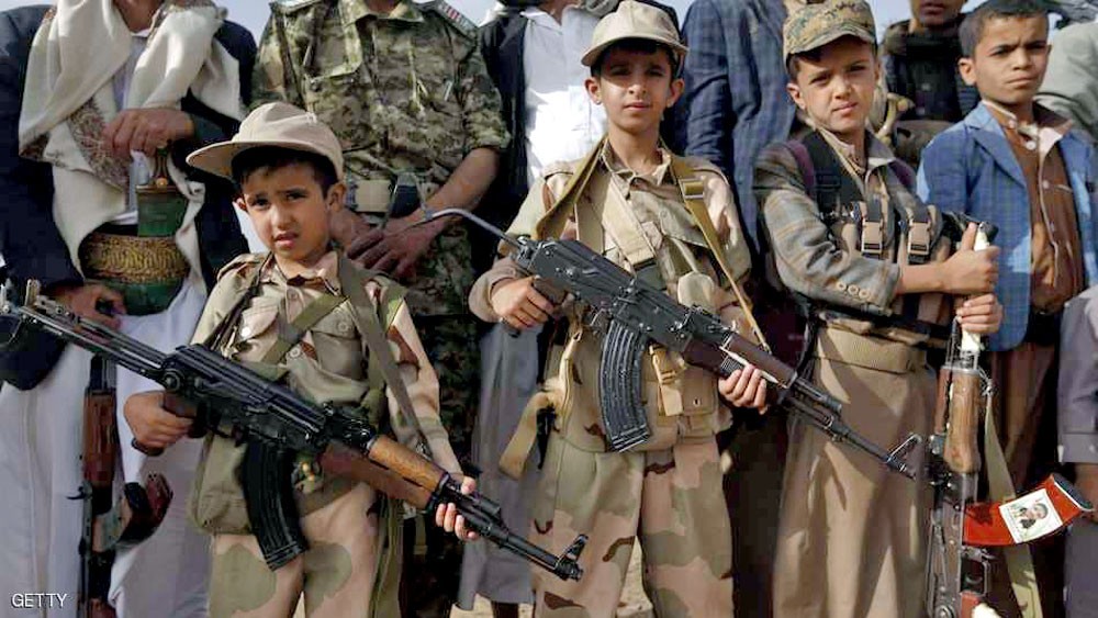 التحالف يسلم الحكومة اليمنية أطفالا جندهم الحوثيون