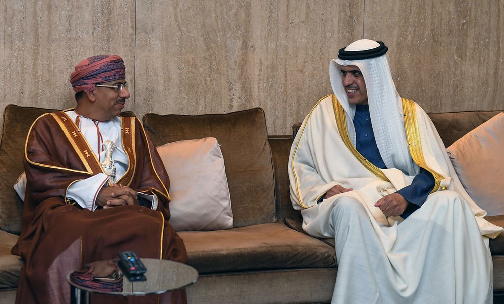 وزير الإعلام يستقبل وزير الإعلام العُماني