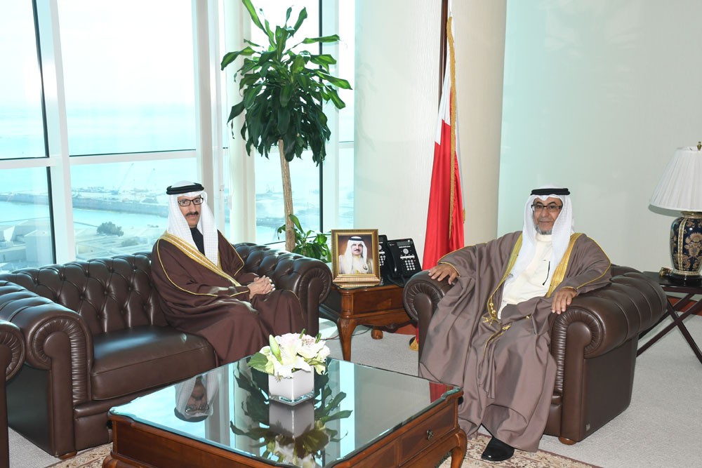 وزير شؤون المجلسين يستقبل السفير فؤاد البحارنة