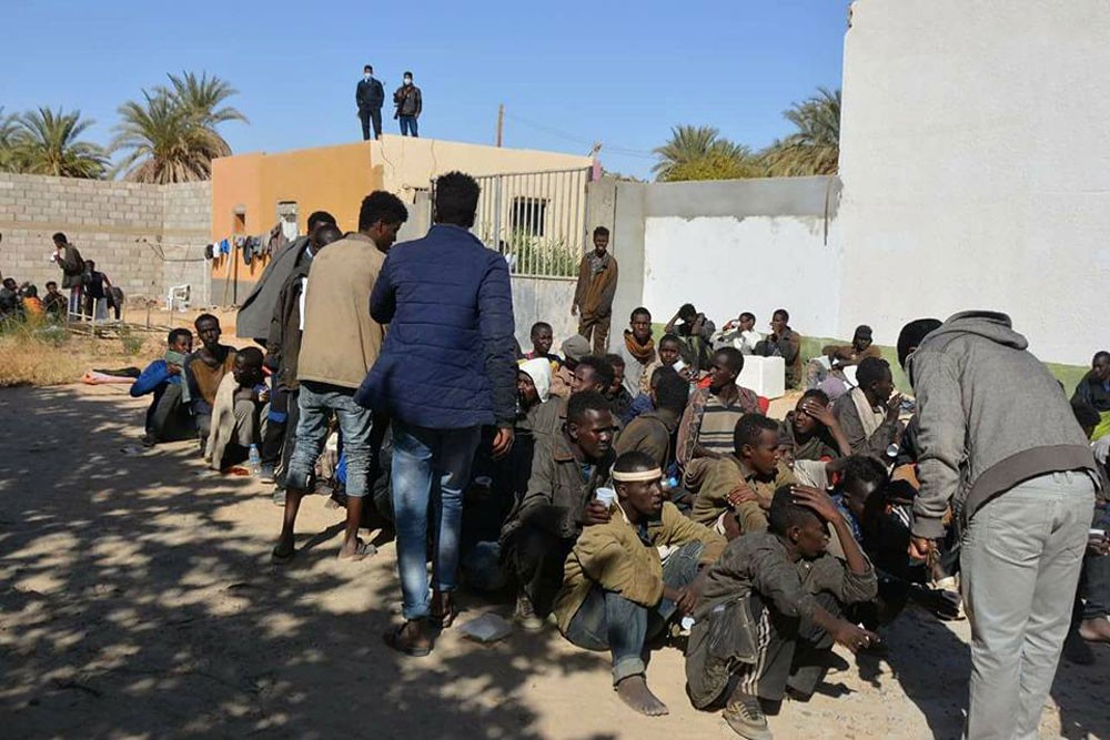 94 مهاجراً فروا من سجون عصابات التهريب جنوب ليبيا