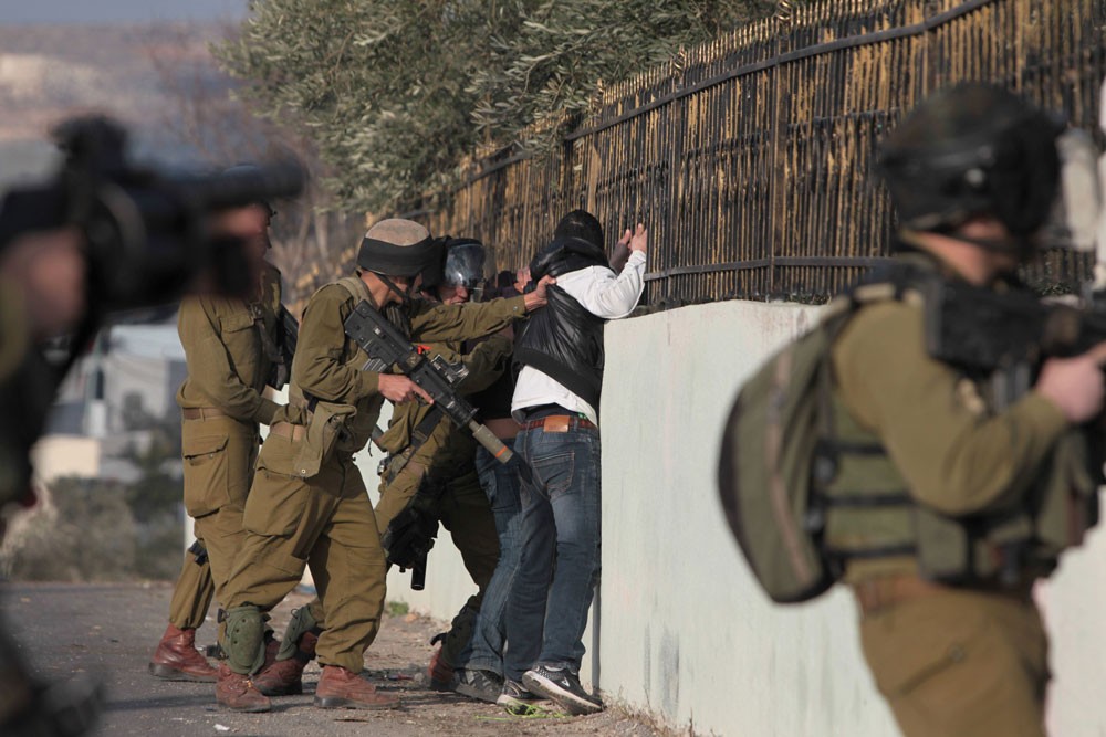 قوات الاحتلال تعتقل عشرات الفلسطينيين بالضفة