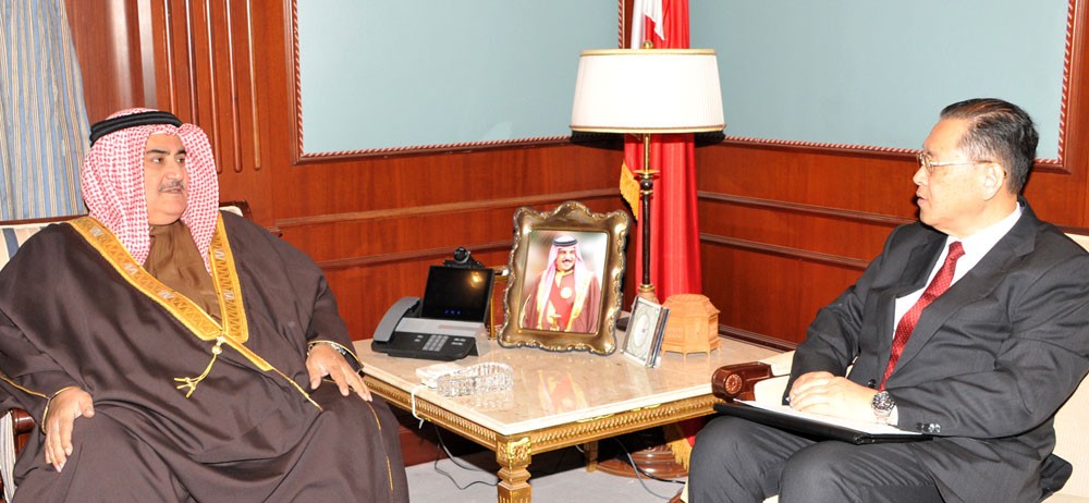 وزير الخارجية يستقبل سفير اليابان لدى مملكة البحرين