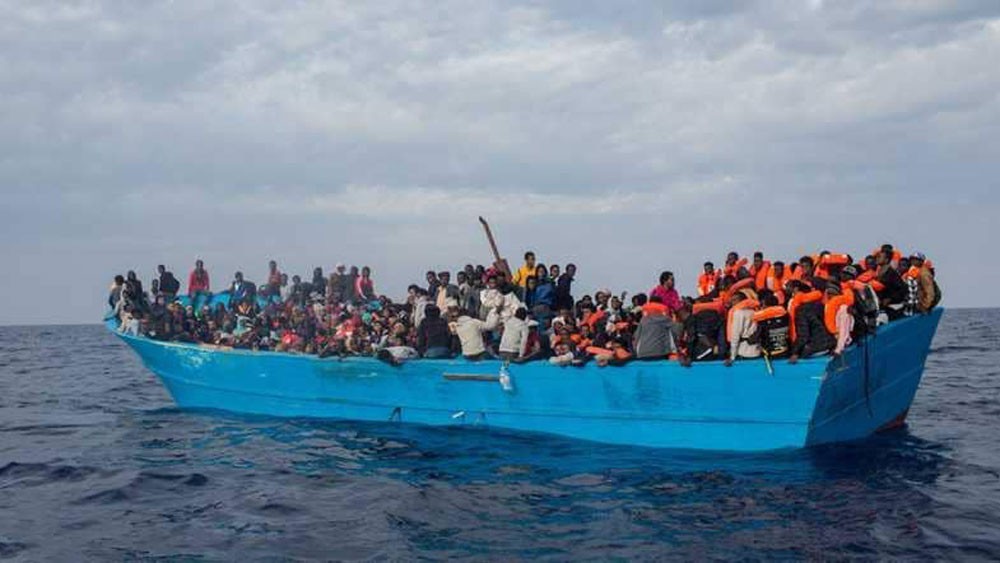 بعد إنقاذهم.. وصول مئات المهاجرين لإيطاليا