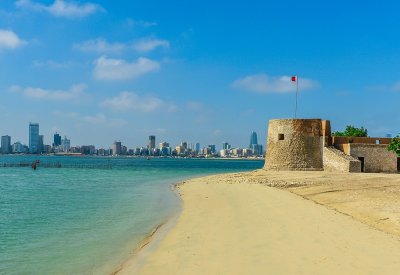 الوزير خلف يتفقد تطوير الواجهة البحرية في المحرق	