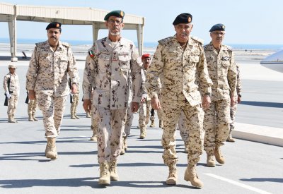 رئيس هيئة الأركان في مقدمة مستقبلي رئيس أركان القوات المسلحة الإماراتية