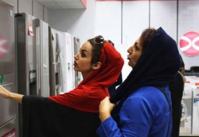 تقرير رئاسي: نصف الإيرانيين يرفضون الحجاب