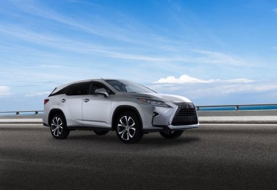 إبراهيم خليل كانو  تكشف النقاب عن لكزس RX350L