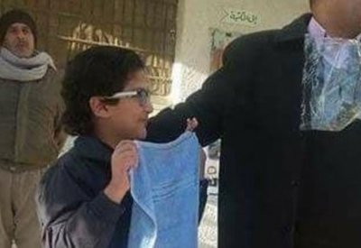 مدرسة مصرية تكافئ طالبا متفوقا بأغرب هدية