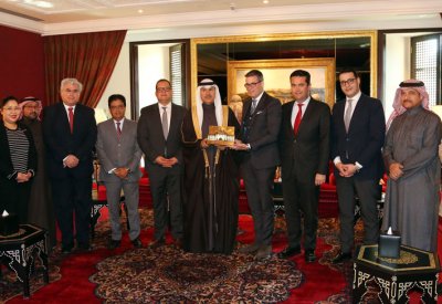 محافظ العاصمة يسلم "ريتز كارلتون" جائزة المركز الأول لمسابقة أجمل تزيين للمباني لفئة القطاع الخاص