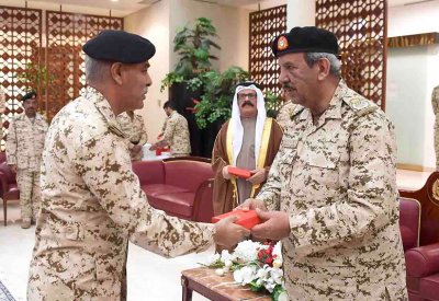 القائد العام لقوة دفاع البحرين يرعى حفل توزيع الأوسمة 