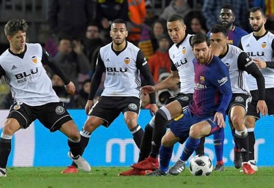 برشلونة أمام عقبة فالنسيا الصعبة لبلوغ النهائي