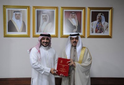 وزير "التربية" يتسلم نسخة من رسالة الدكتوراه للمستشار محمد مجبل