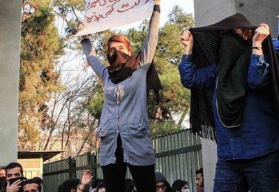 استطلاع حكومي: أغلب الإيرانيين غير راضين عن أوضاع بلدهم