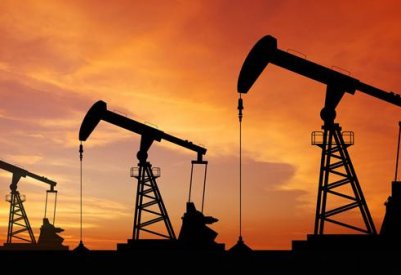 النفط يهبط مع تصاعد المخاوف بشأن الإمدادات