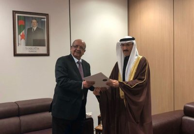 السفير البحارنة يقدم نسخة من أوراق اعتماده كسفير بالجزائرية 