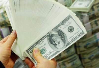 الدولار يتراجع لأدنى مستوى في 15 شهرا