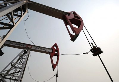 الخام الأمريكي يسجل أعلى مستوياته في أسبوع بسبب تراجع الدولار