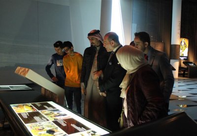 طلبة وأساتذة الجامعة الخليجية يزورون صرح الميثاق الوطني
