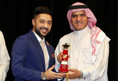 حسن محمد يحصد جائزة التميز بمهرجان أوال المسرحي