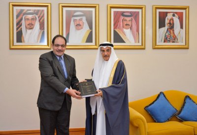خالد بن عبد الله يشيد بإسهامات أبناء البحرين البحثية والعلمية