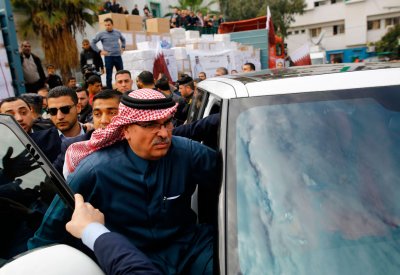طرد مندوب الدوحة في غزة ونزع علم قطر