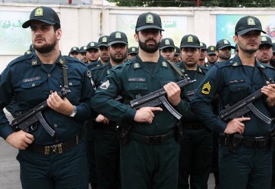 إيران.. مقتل ضباط شرطة باشتباكات مع محتجين