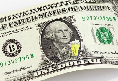 ارتفاع الدولار وتراجع أسعار الذهب