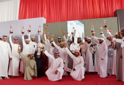 ناصر بن حمد يتوج أبطال مسابقة سموه للصقور والصيد