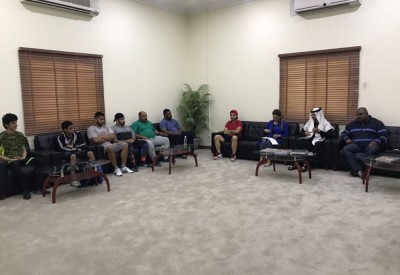 الغانم يجتمع بالجهاز الفني ويلتقي اللاعبين