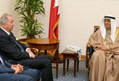 محمد بن مبارك يستعرض مع رئيس معهد السلام الدولي القضايا التي تهم السلام
