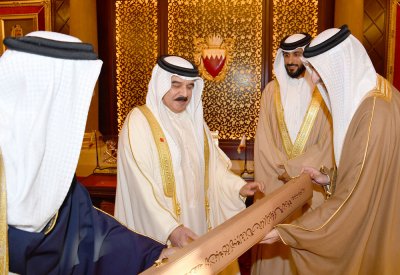 جلالة الملك يستقبل الفائزين بجائزة الملك حمد لتمكين الشباب	